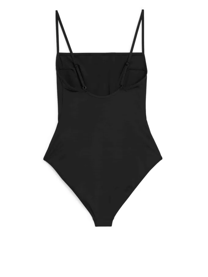 Badeanzug mit quadratischem Ausschnitt Badeanzug mit quadratischem Ausschnitt