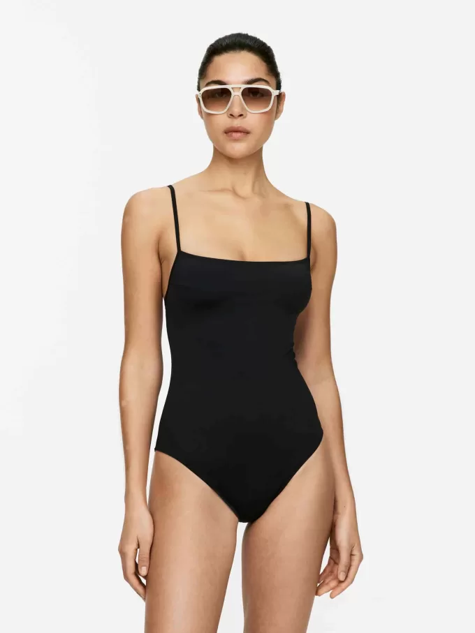 Badeanzug mit quadratischem Ausschnitt