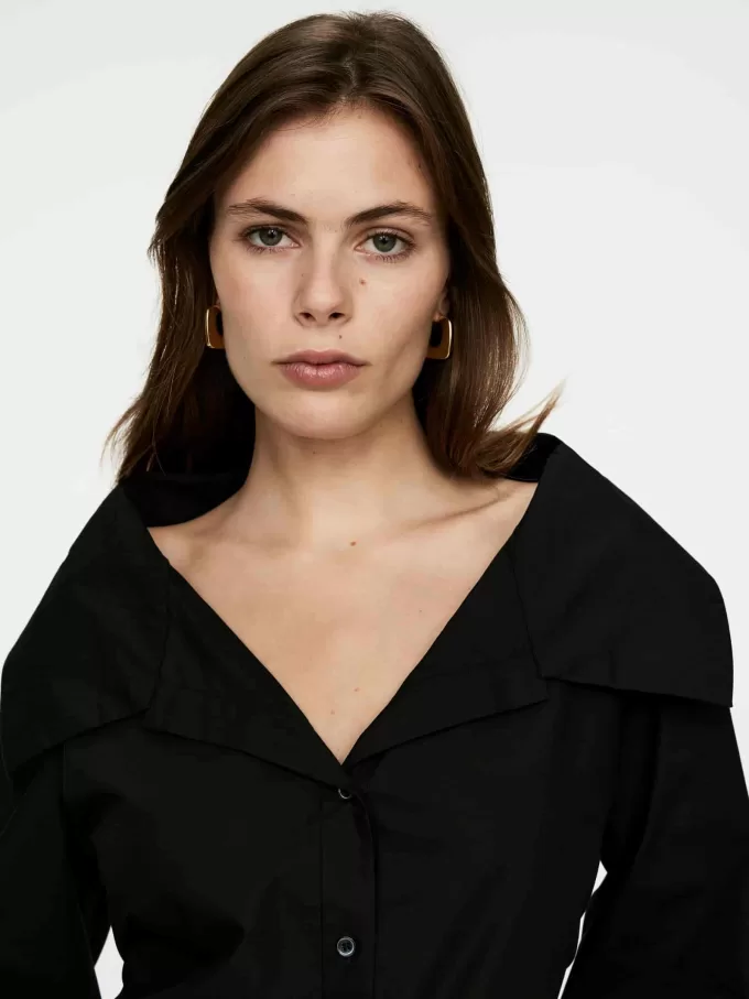 Bluse mit weitem Kragen