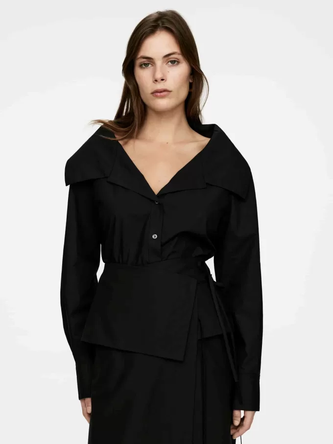 Bluse mit weitem Kragen