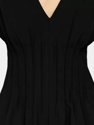 Faltenkleid mit V-Ausschnitt