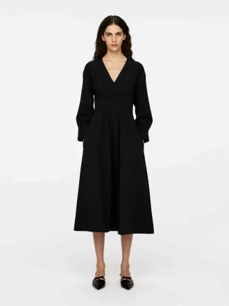 Faltenkleid mit V-Ausschnitt