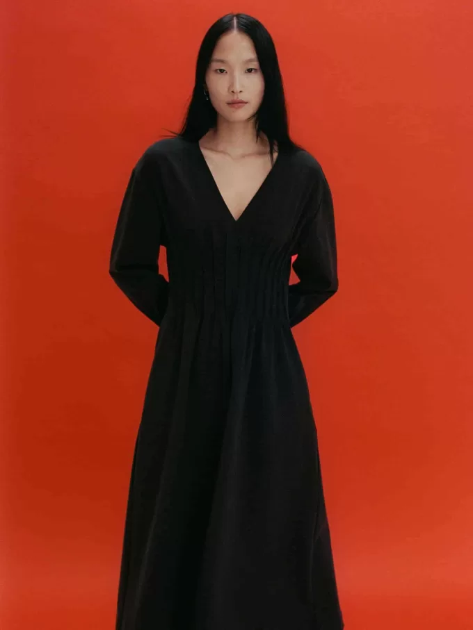 Faltenkleid mit V-Ausschnitt Faltenkleid mit V-Ausschnitt