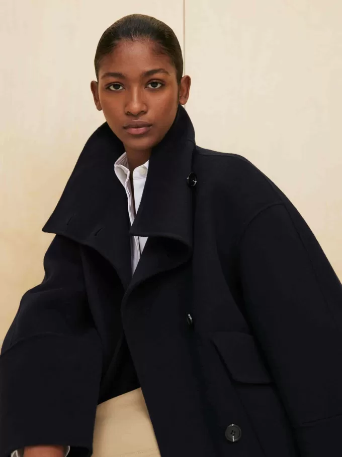 Hose mit ausgestelltem Bein Hose mit ausgestelltem Bein