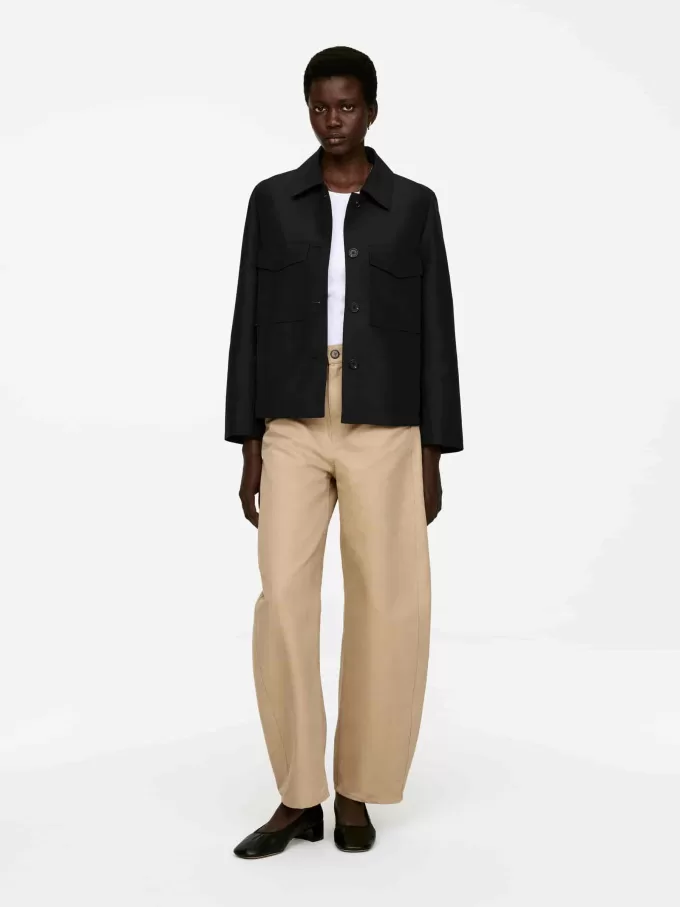 Hose mit ausgestelltem Bein Hose mit ausgestelltem Bein