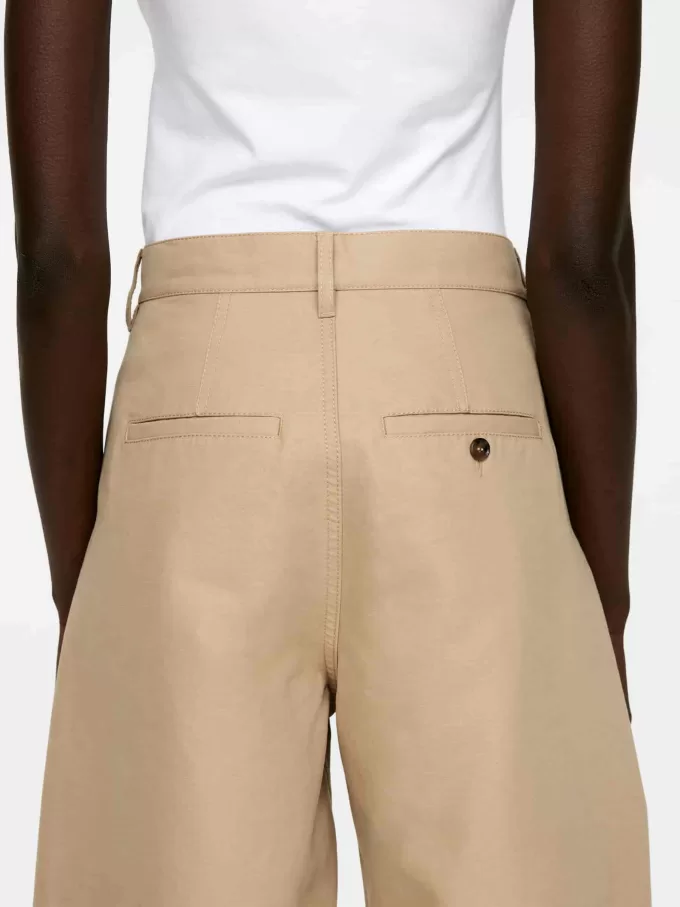 Hose mit ausgestelltem Bein Hose mit ausgestelltem Bein