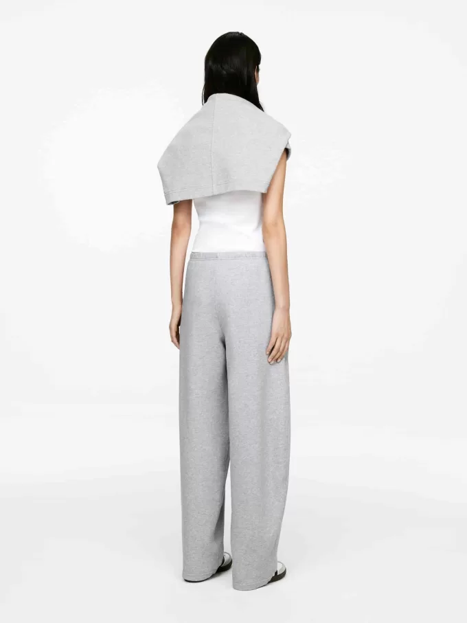 Jogginghose mit ausgestelltem Bein