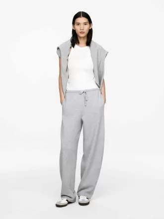 Jogginghose mit ausgestelltem Bein