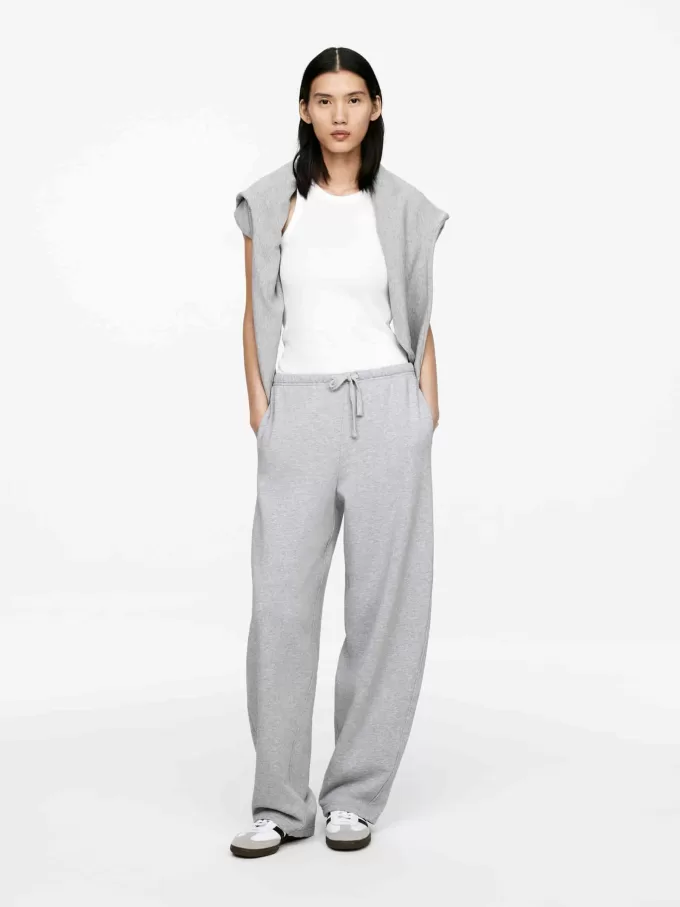 Jogginghose mit ausgestelltem Bein