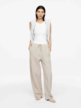 Jogginghose mit ausgestelltem Bein