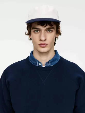 Kappe in Kontrastfarbe