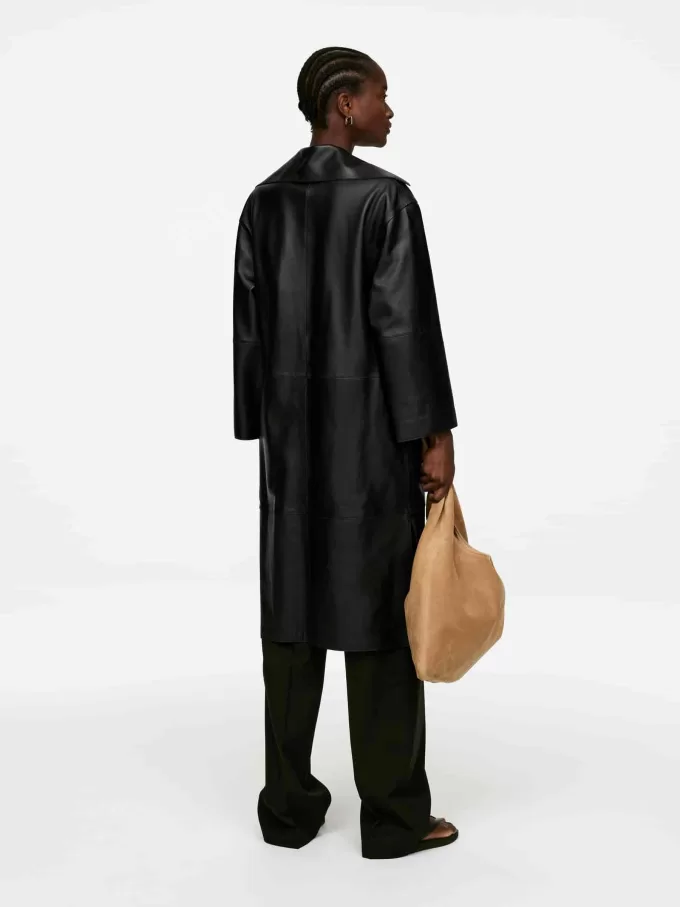 Lederkleid mit offenem Kragen