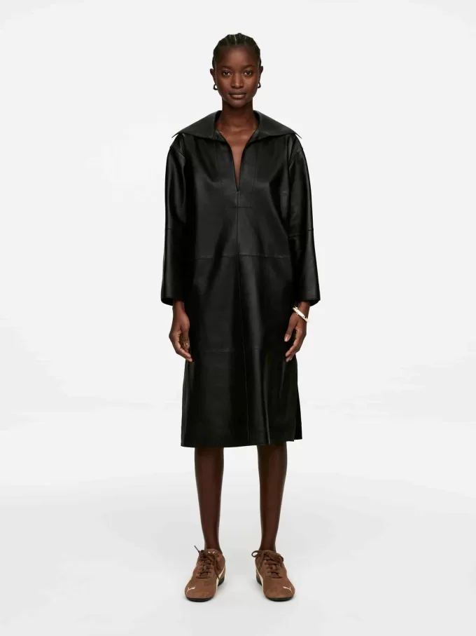 Lederkleid mit offenem Kragen