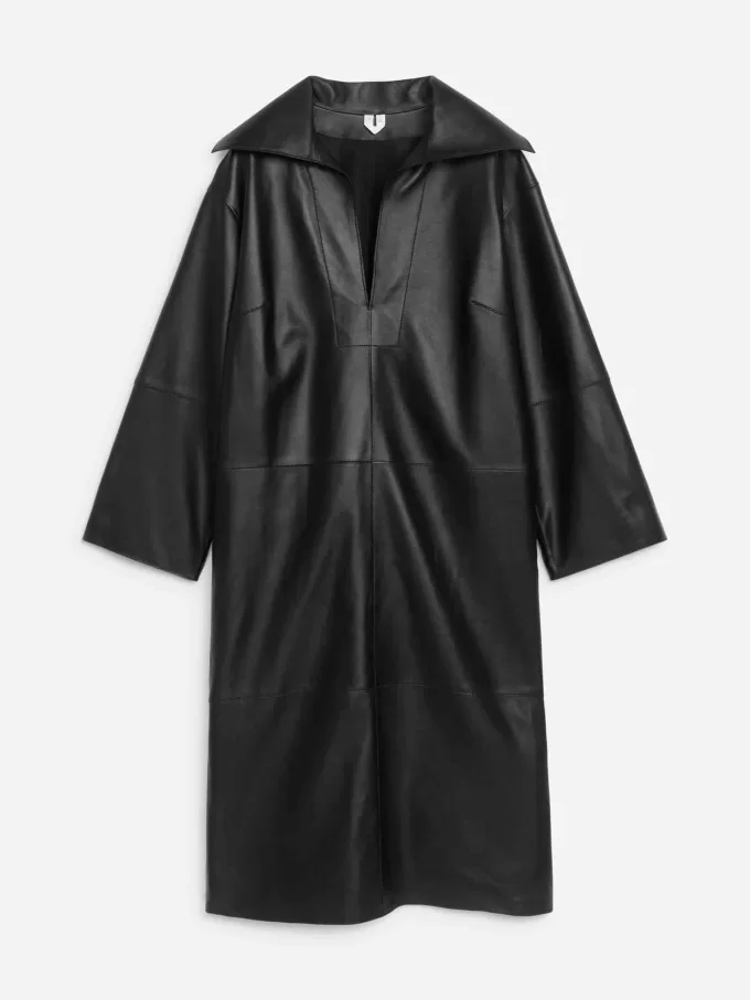 Lederkleid mit offenem Kragen
