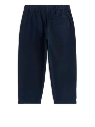 Schmal zulaufende Baumwoll-Chinos