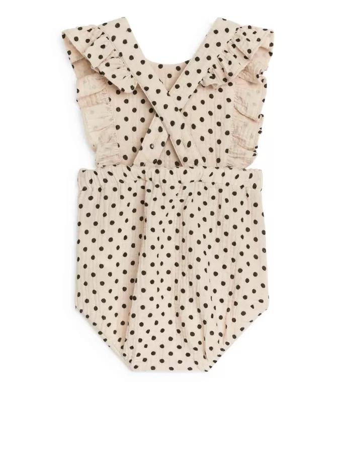 Strampler aus Musselin mit Rüschen