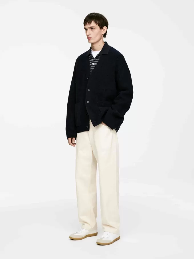 Strickjacke mit V-Ausschnitt Strickjacke mit V-Ausschnitt