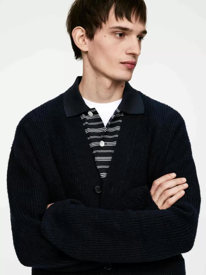 Strickjacke mit V-Ausschnitt Strickjacke mit V-Ausschnitt