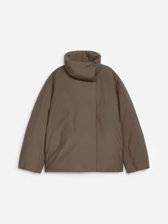 Upcycled Daunenjacke mit hohem Kragen