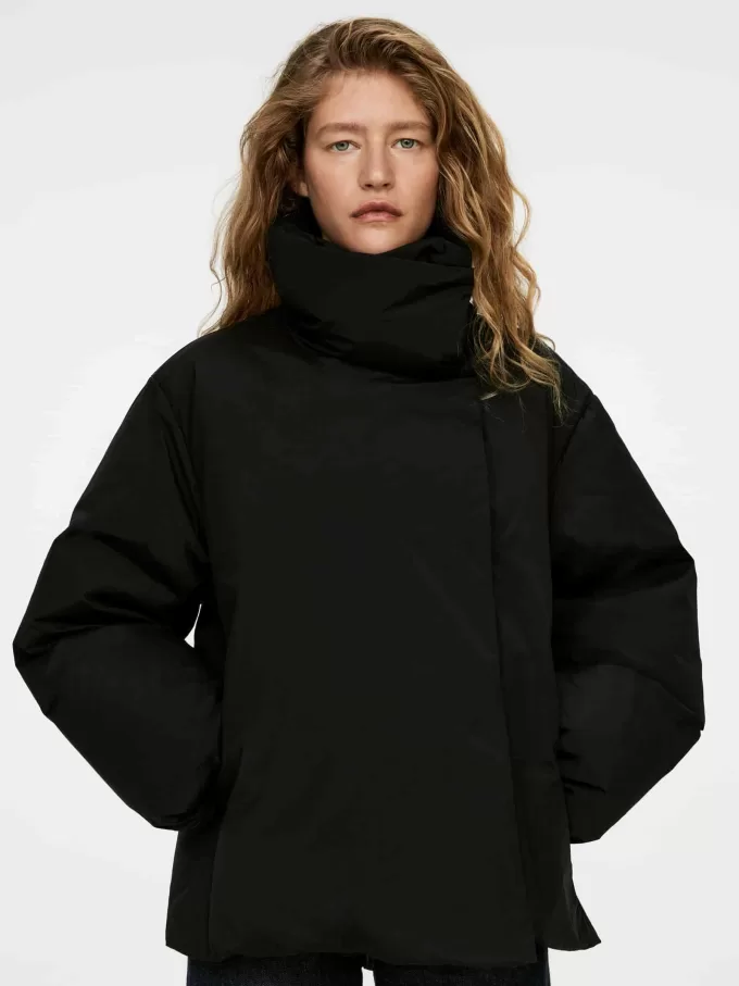 Upcycled Daunenjacke mit hohem Kragen Upcycled Daunenjacke mit hohem Kragen