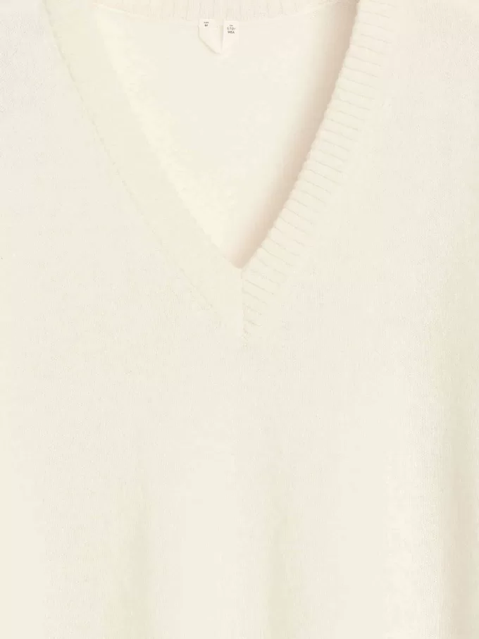 Wollkleid mit V-Ausschnitt Wollkleid mit V-Ausschnitt